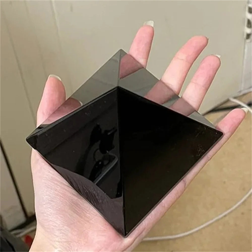 Pirâmide Natural de Obsidiana Negra