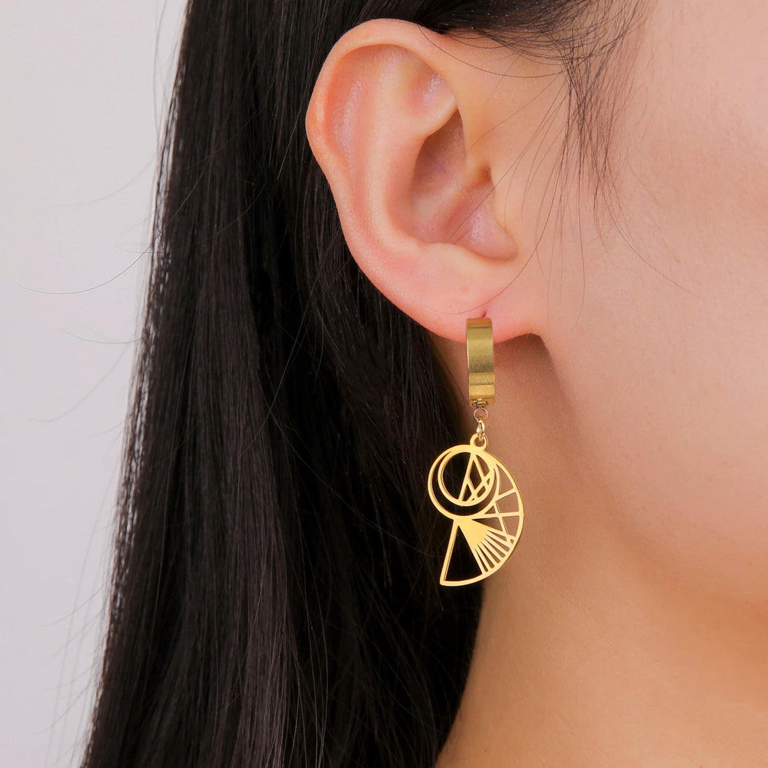 Brinco Espiral Geométrico Minimalista Feminino – Jóia Moderna em Aço Inoxidável Dourado/Prateado | Design Oco Elegante para Presente