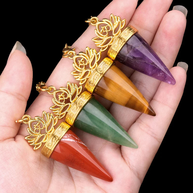 Pêndulo Cone de Lótus Dourado em Pedra Natural – 20x49mm  Joia mística para proteção, equilíbrio e criação de acessórios