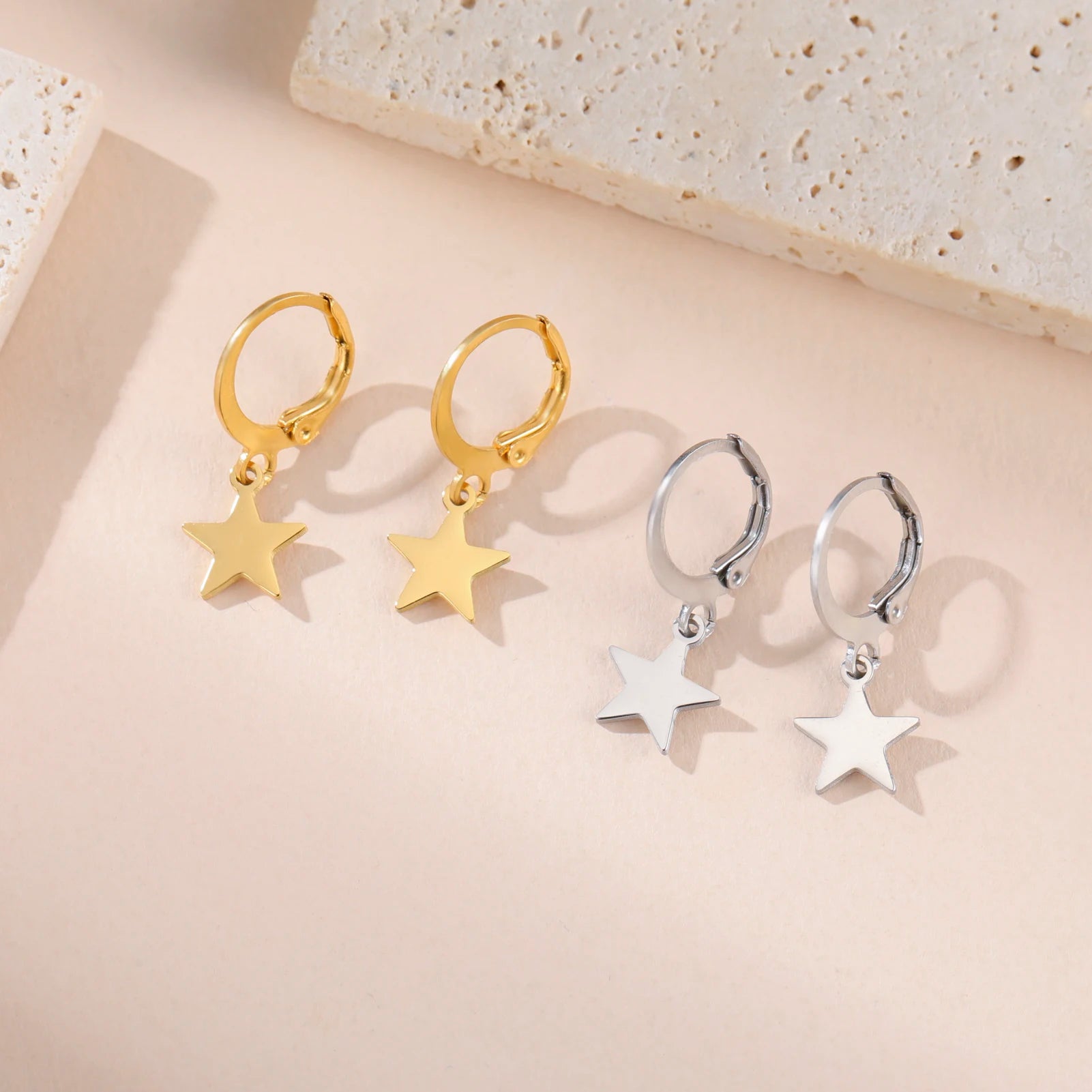 Brincos Lua ou estrela Skyrim – Argolas Femininas em Aço Inoxidável Dourado | Estilo Místico & Minimalista