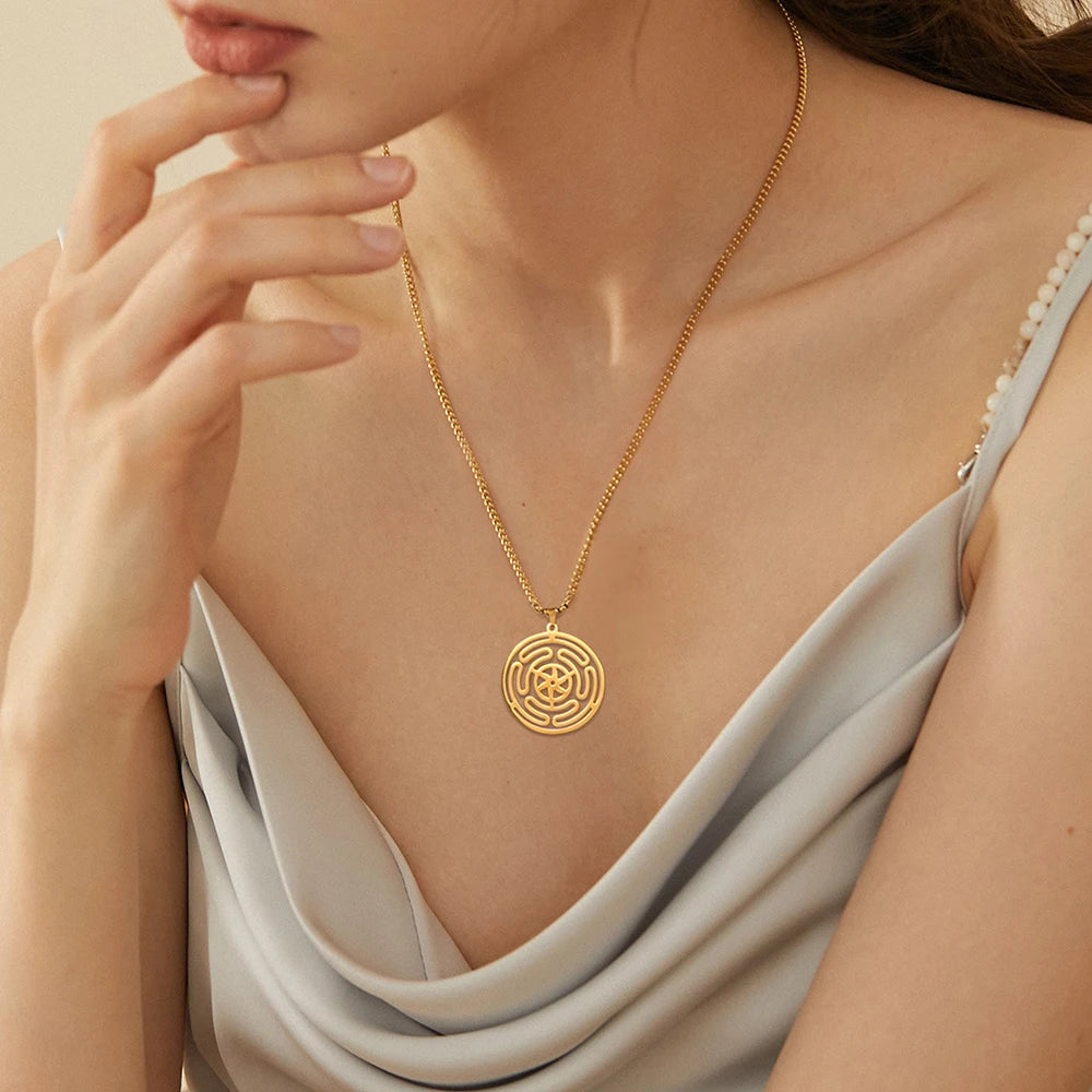 Amuleto Sagrado da Deusa Tríplice – Roda de Hécate em Aço Inoxidável