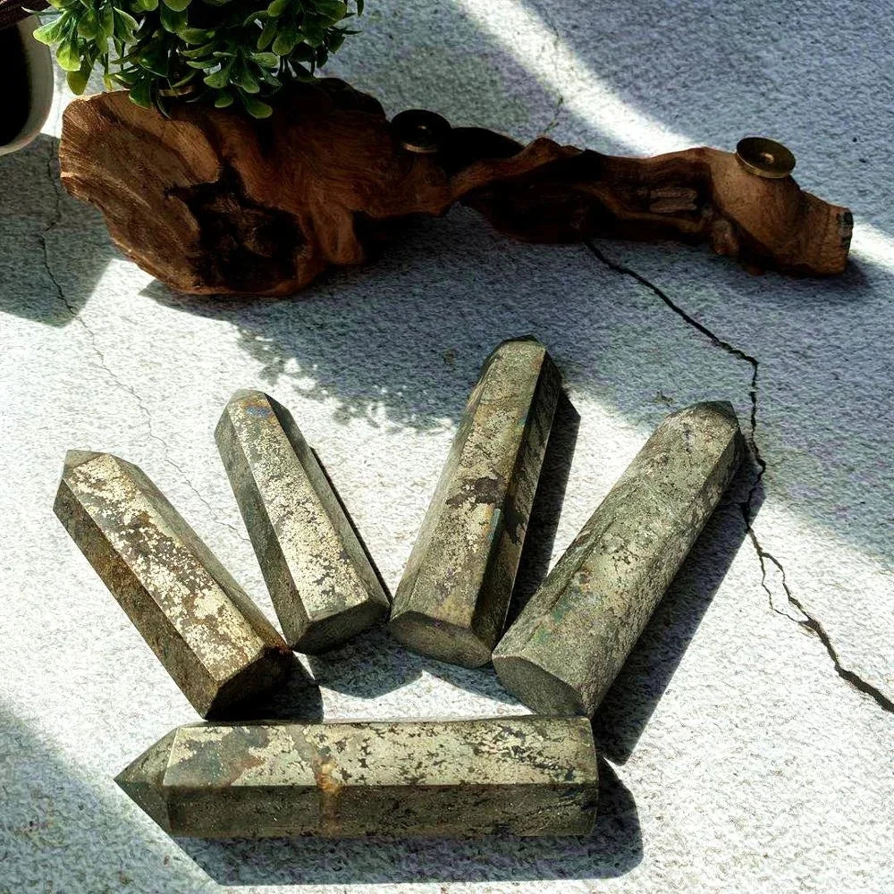 Obelisco de Pirita de Cobre Natural Rara – Cristal de Cura em Torre Chakra | Pedra Energética para Meditação, Reiki e Decoração Espiritual