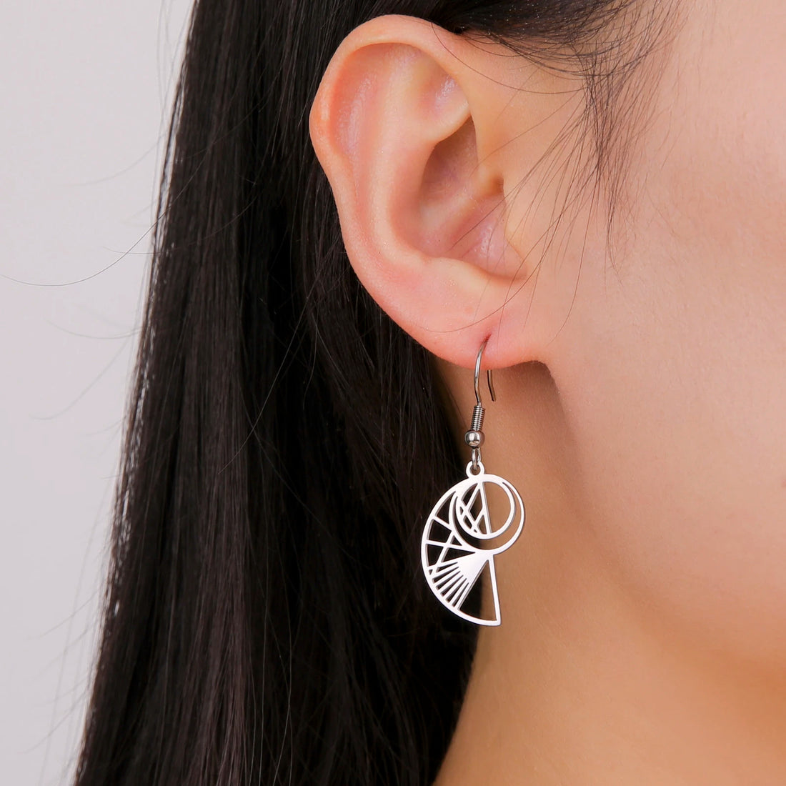 Brinco Espiral Geométrico Minimalista Feminino – Jóia Moderna em Aço Inoxidável Dourado/Prateado | Design Oco Elegante para Presente