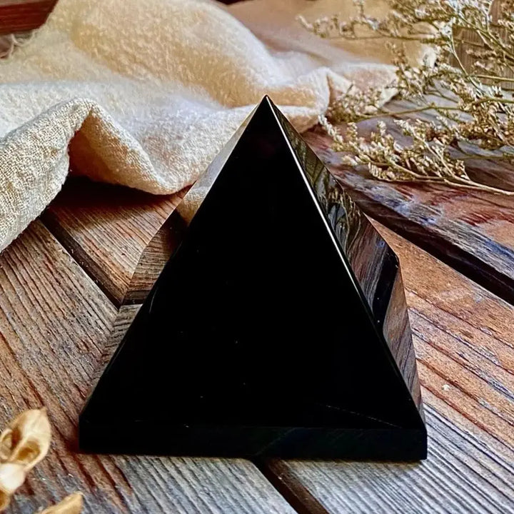Pirâmide Natural de Obsidiana Negra