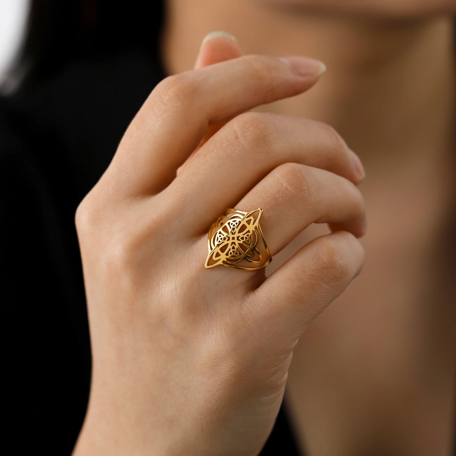 Anel Nó de Bruxa em Aço Inoxidável