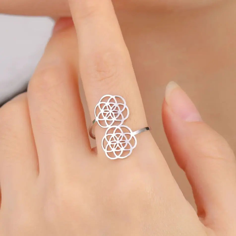 Anel Flor da Vida Ajustável – Geometria Sagrada em Aço Inoxidável | Chakra & Mandala Vintage