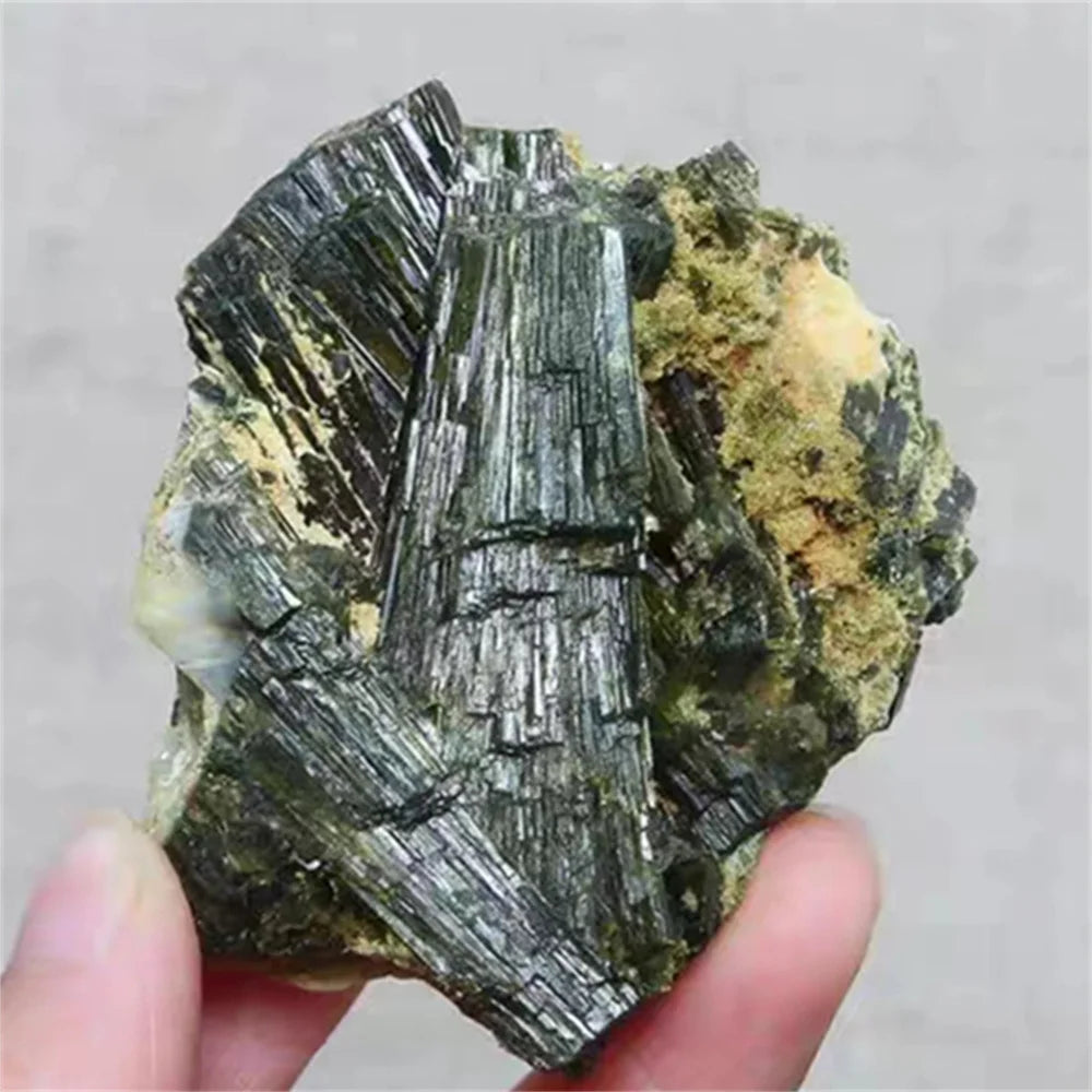Turmalina Verde Natural com Epidoto – Pedra Espiritual para Energia, Decoração e Reiki | Cristal Curativo e Ornamental