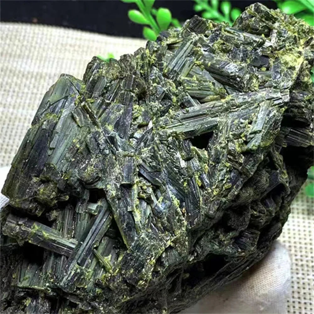 Turmalina Verde Natural com Epidoto – Pedra Espiritual para Energia, Decoração e Reiki | Cristal Curativo e Ornamental